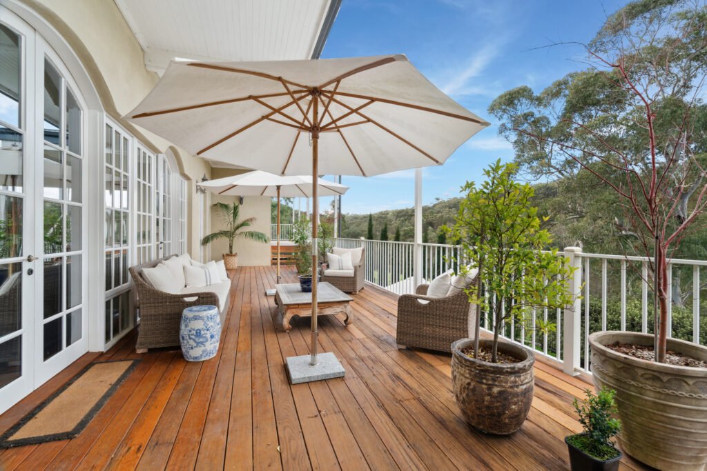 Outdoor deck and entertaining area by PJ Thomas Homes